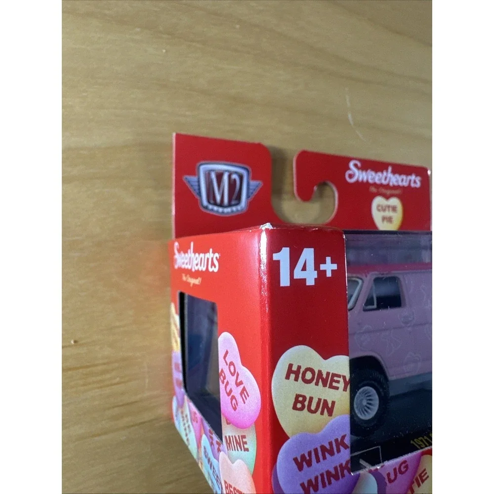 M2 Machines Sweethearts Chevrolet Van G10 1:64 CHASE